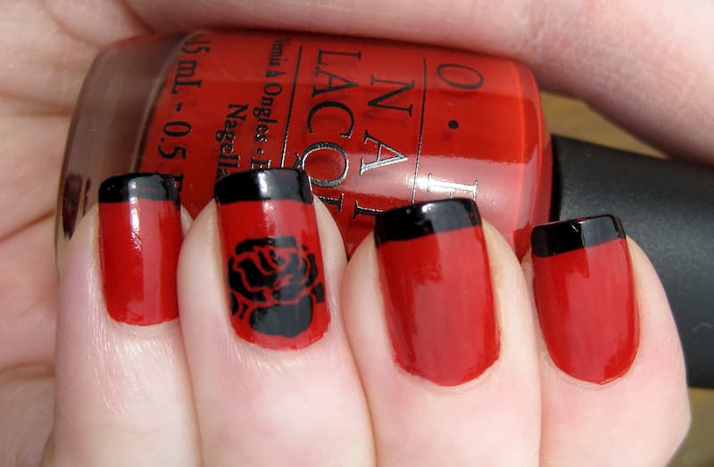Mẫu nail màu đỏ đen