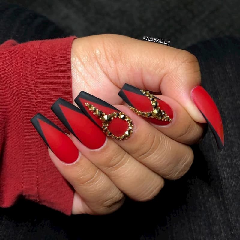 Mẫu nail màu đỏ đen