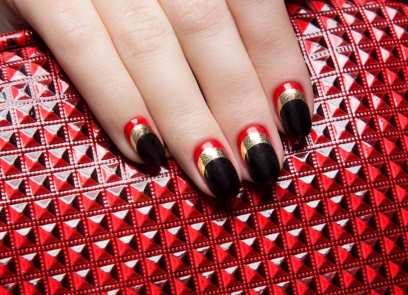 Mẫu nail màu đỏ đen