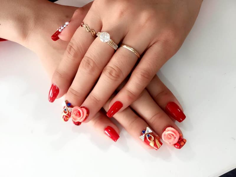 Mẫu nail màu đỏ đính hoa nổi