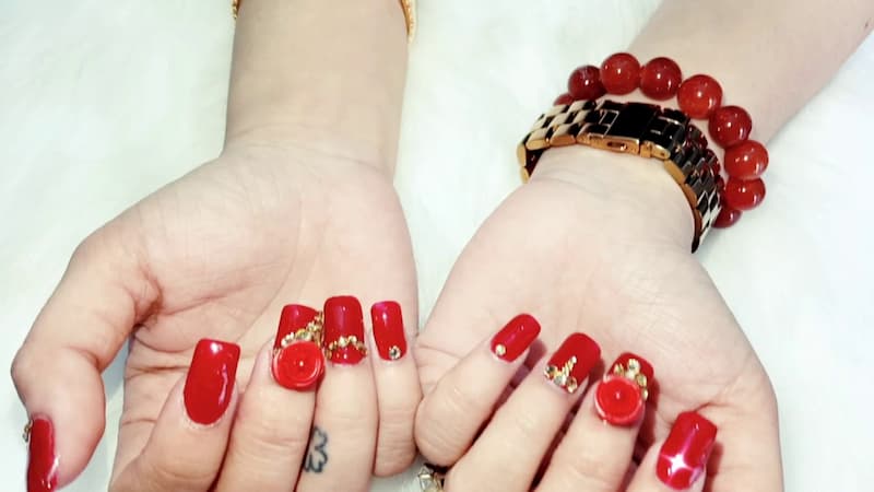 Mẫu nail màu đỏ đính hoa nổi