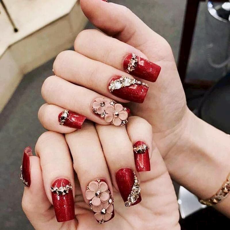 Mẫu nail màu đỏ đính hoa nổi