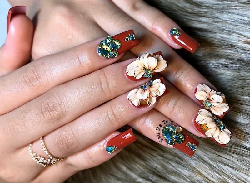 Mẫu nail màu đỏ đính hoa nổi