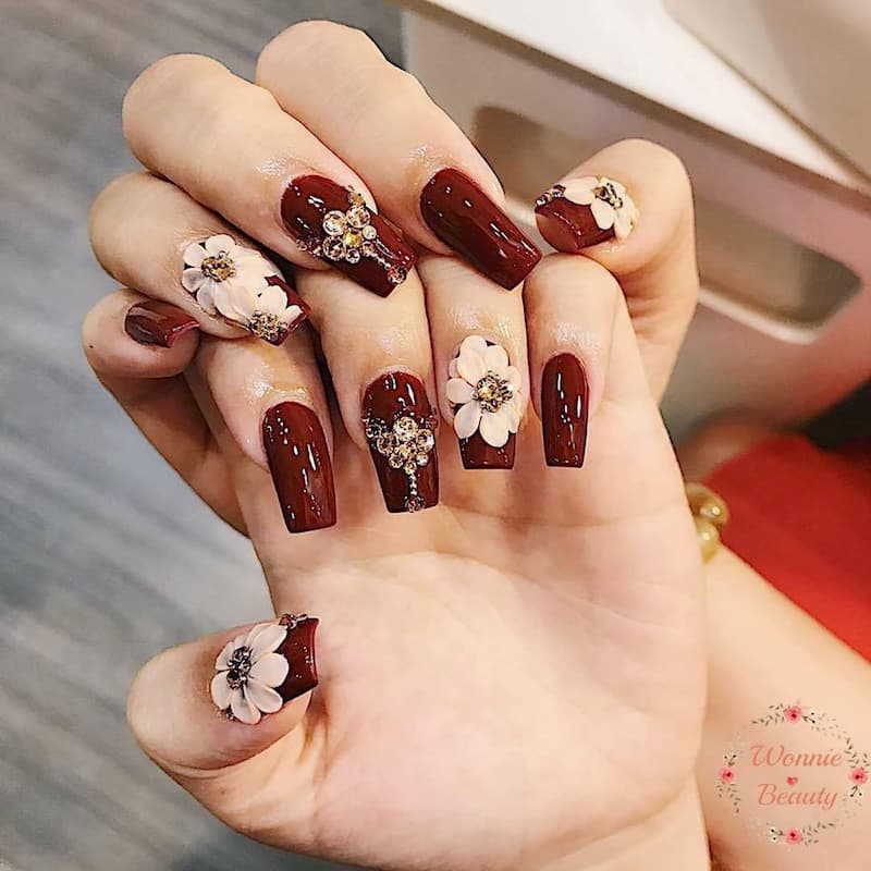 Mẫu nail màu đỏ đính hoa nổi