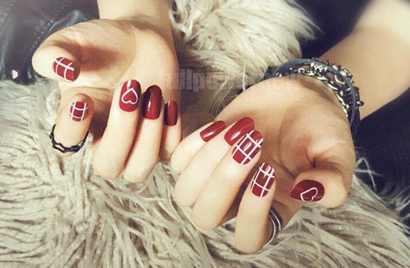 Mẫu nail màu đỏ kẻ