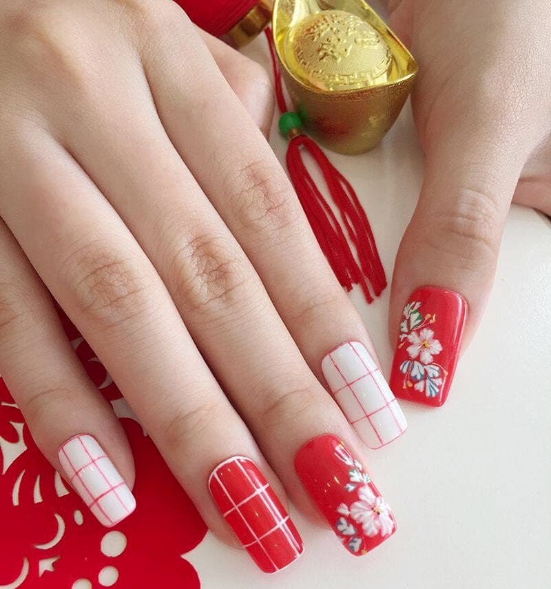 Mẫu nail màu đỏ kẻ