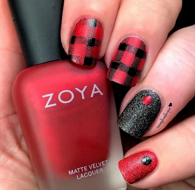 Mẫu nail màu đỏ kẻ