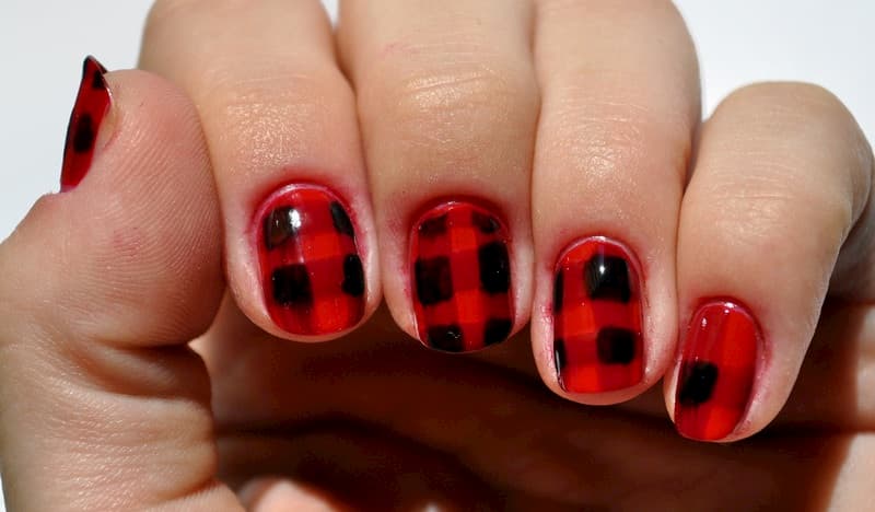 Mẫu nail màu đỏ kẻ