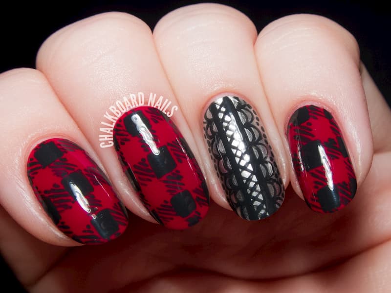 Mẫu nail màu đỏ kẻ