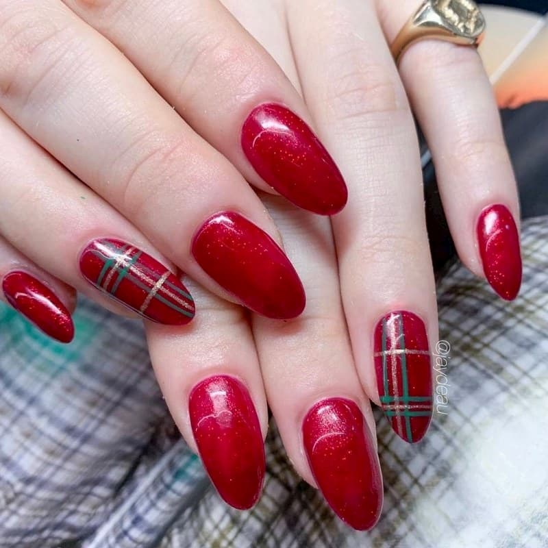 Mẫu nail màu đỏ kẻ