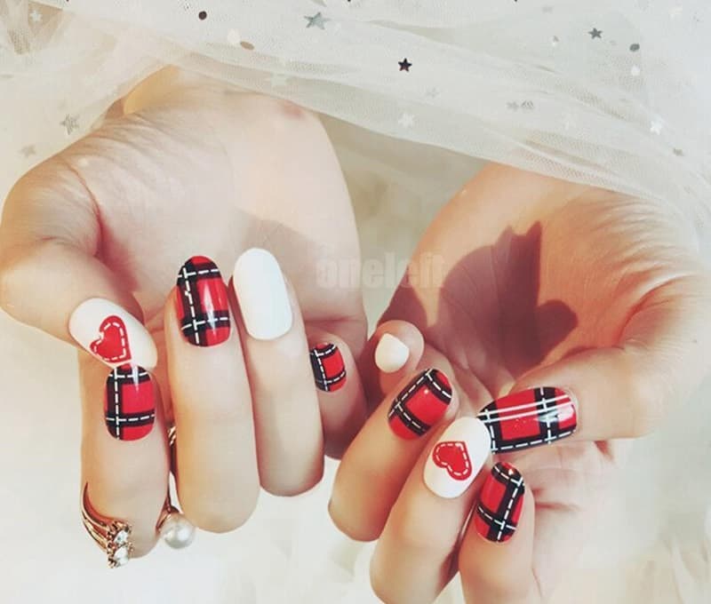 Mẫu nail màu đỏ kẻ
