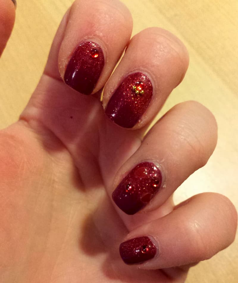 Mẫu nail màu đỏ đính kim tuyến