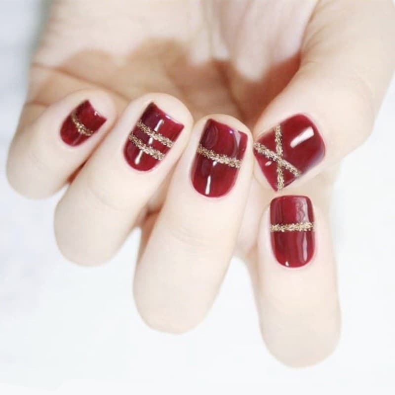 Mẫu nail màu đỏ đính kim tuyến