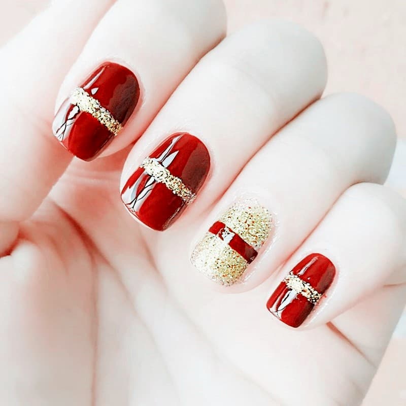 Mẫu nail màu đỏ đính kim tuyến