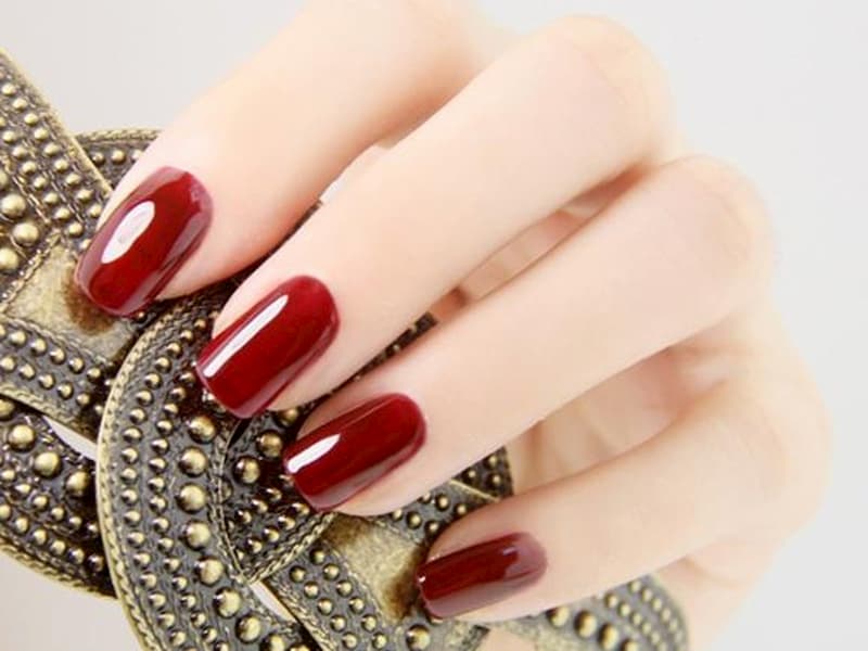 Mẫu nail màu đỏ rượu sang trọng quý phái