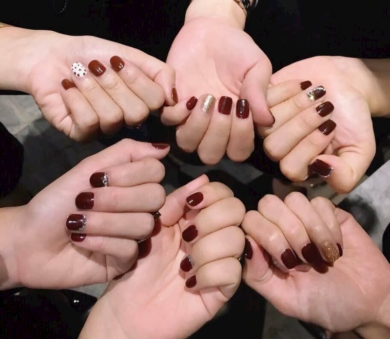 Mẫu nail màu đỏ rượu sang trọng quý phái