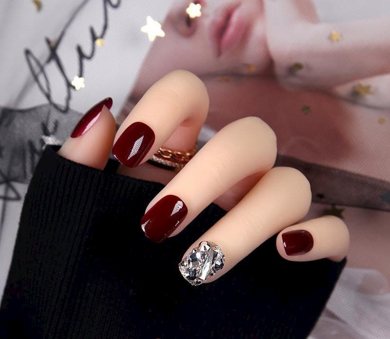 Mẫu nail màu đỏ rượu sang trọng quý phái