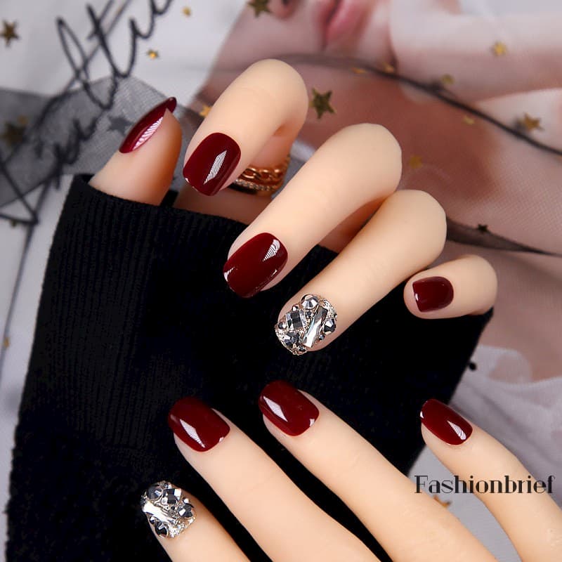 Mẫu nail màu đỏ rượu sang trọng quý phái