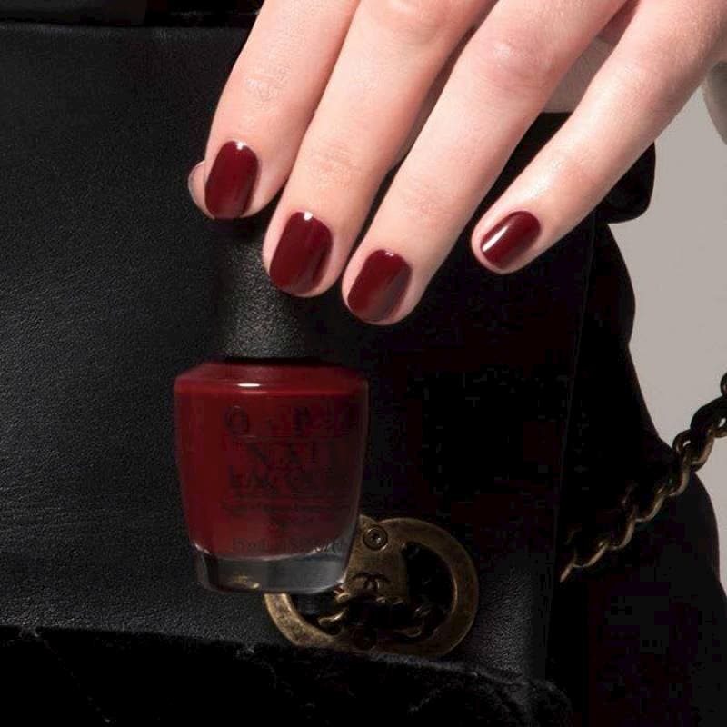 Mẫu nail màu đỏ rượu sang trọng quý phái