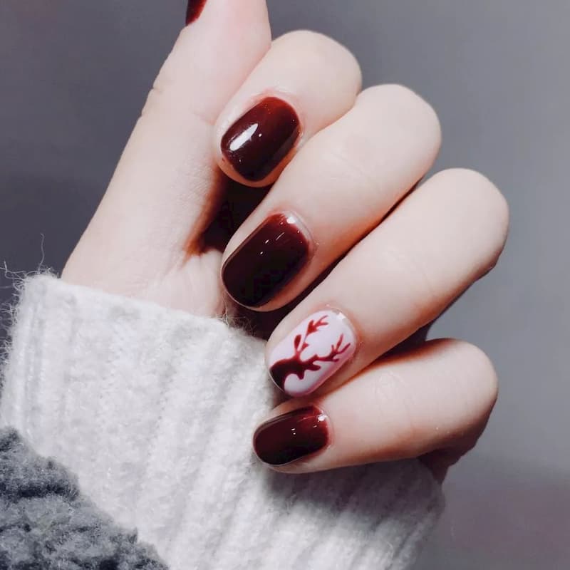 Mẫu nail màu đỏ rượu sang trọng quý phái