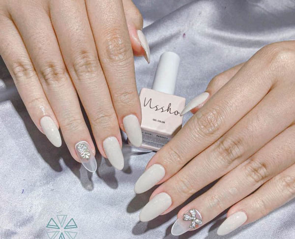nail màu trắng sữa độc đáo