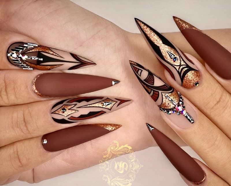 Nail móng nhọn thường được thiết kế độc đáo dành riêng cho cô nàng cá tính