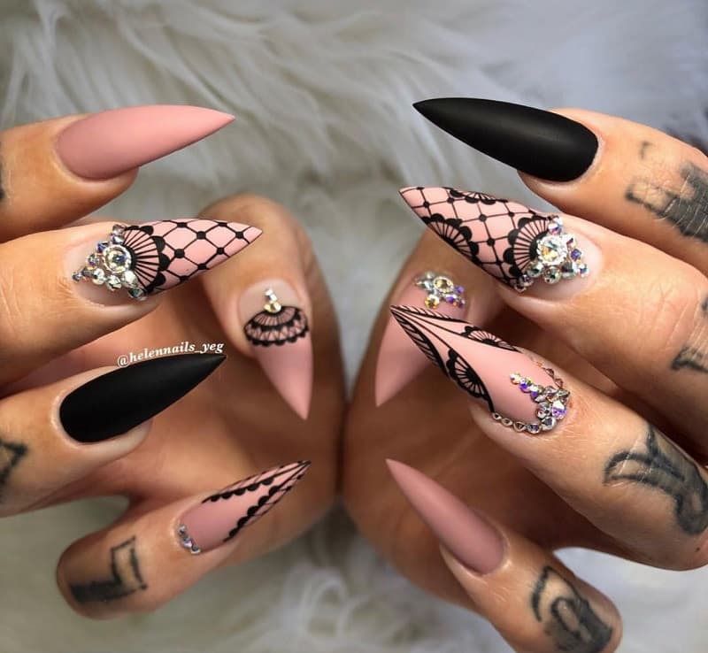 Nail móng nhọn thường được thiết kế độc đáo dành riêng cho cô nàng cá tính