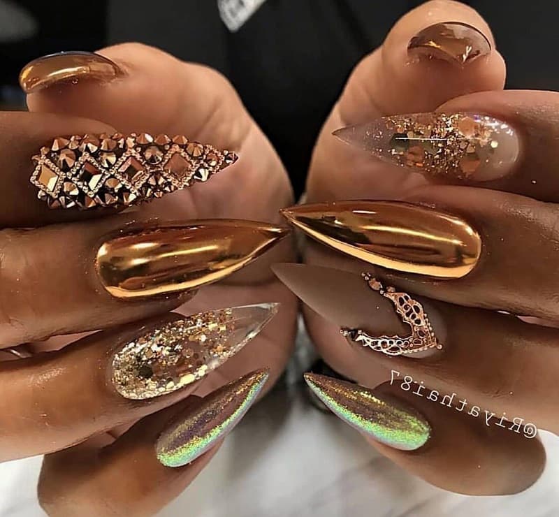 Nail móng nhọn thường được thiết kế độc đáo dành riêng cho cô nàng cá tính