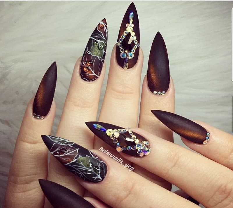 Nail móng nhọn thường được thiết kế độc đáo dành riêng cho cô nàng cá tính