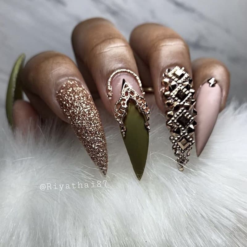 Nail móng nhọn thường được thiết kế độc đáo dành riêng cho cô nàng cá tính