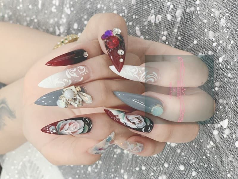 Nail móng nhọn họa tiết hoa mang nét cổ điển thùy mị