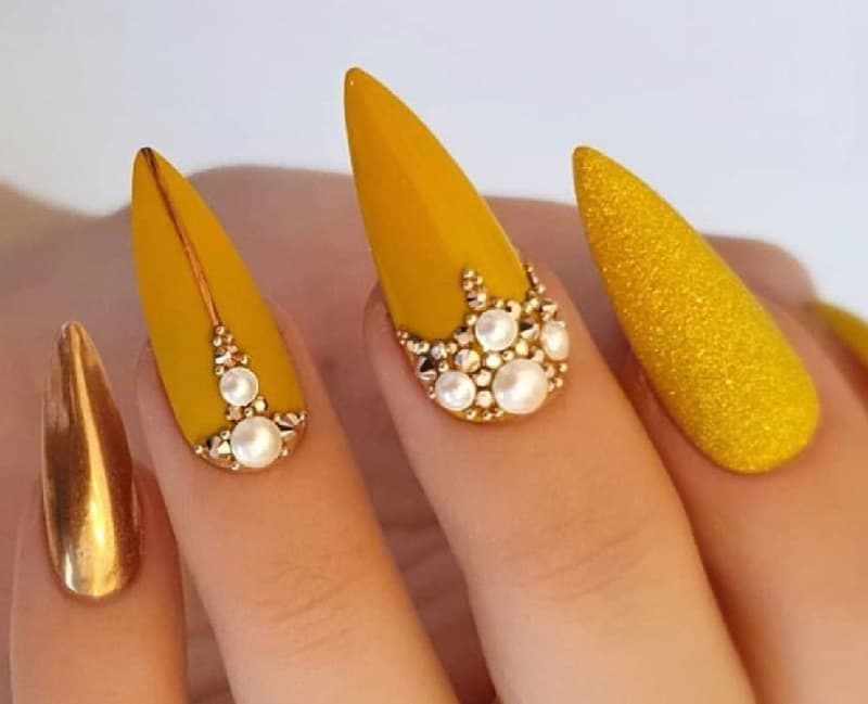 Nail móng nhọn màu cam mang ý nghĩa ấm no hạnh phúc
