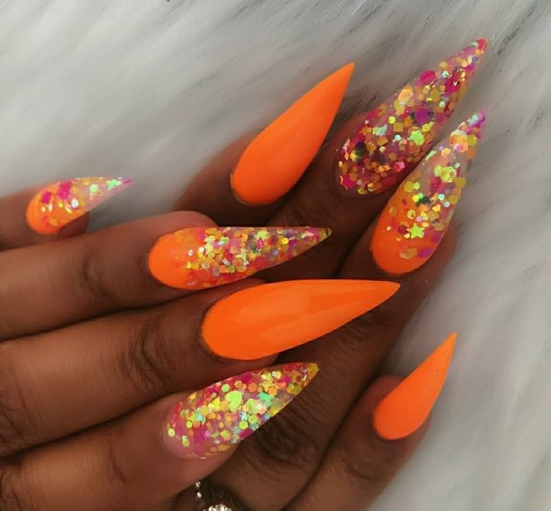 Nail móng nhọn màu cam mang ý nghĩa ấm no hạnh phúc