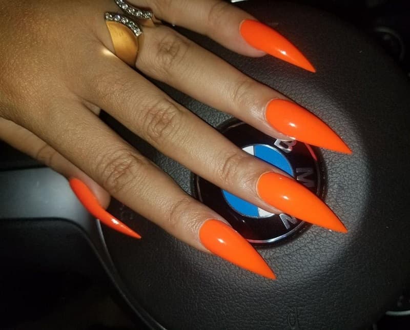 Nail móng nhọn màu cam mang ý nghĩa ấm no hạnh phúc