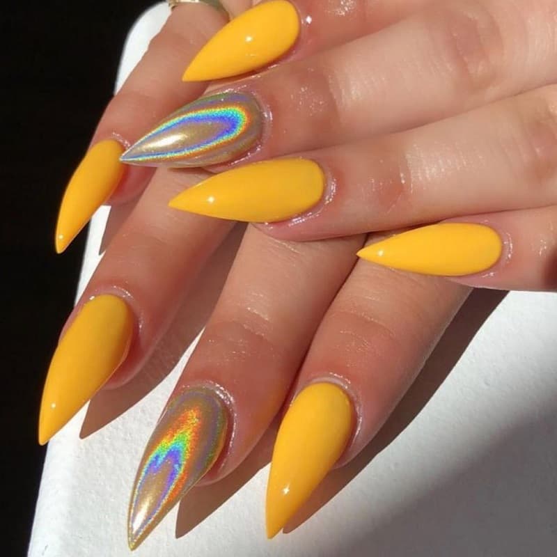 Nail móng nhọn màu cam mang ý nghĩa ấm no hạnh phúc