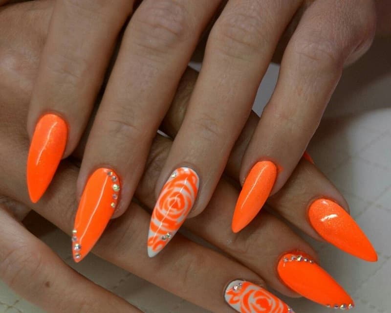 Nail móng nhọn màu cam mang ý nghĩa ấm no hạnh phúc