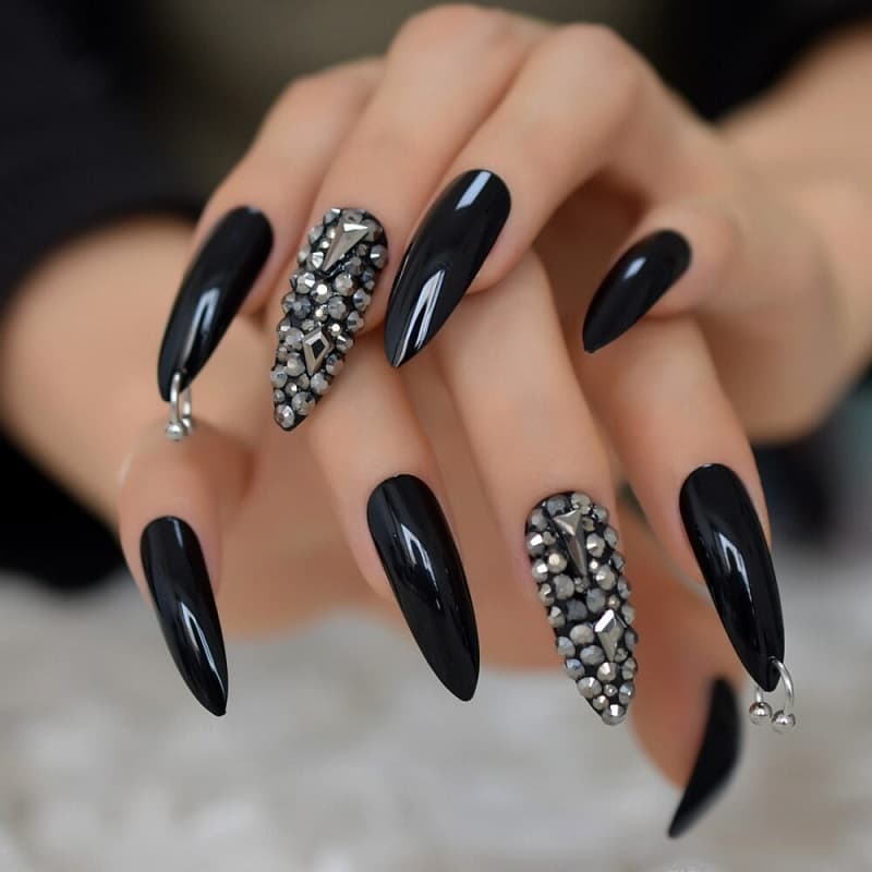 Nail móng nhọn màu đen hấp dẫn cuốn hút