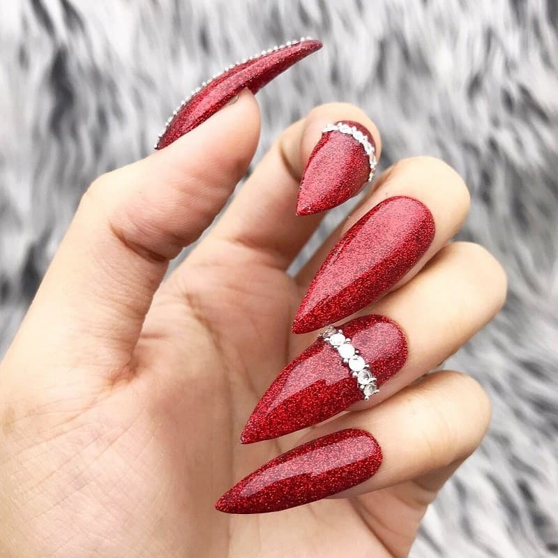 Nail móng nhọn màu đỏ quyến rũ