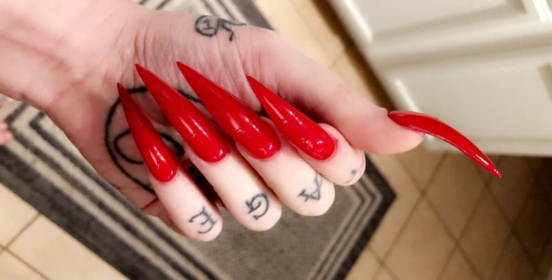 Nail móng nhọn màu đỏ quyến rũ