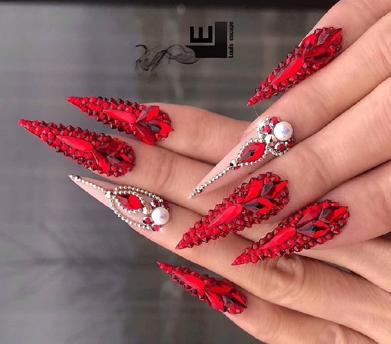 Nail móng nhọn màu đỏ quyến rũ