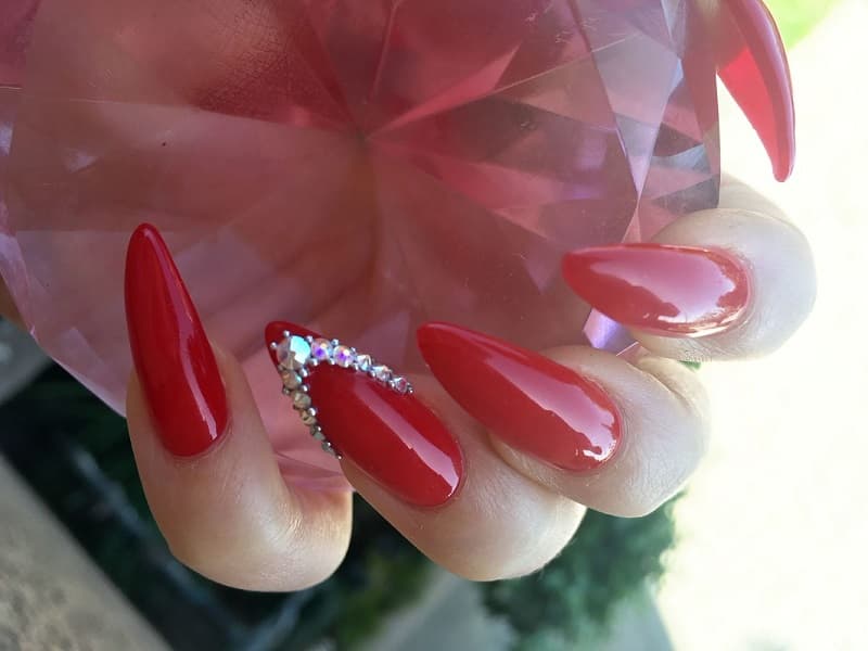 Nail móng nhọn màu đỏ quyến rũ