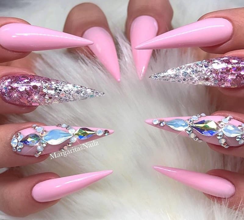 Nail móng nhọn màu hồng dịu dàng mỏng manh