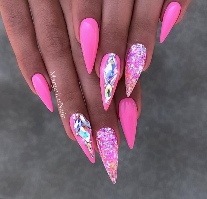 Nail móng nhọn màu hồng dịu dàng mỏng manh