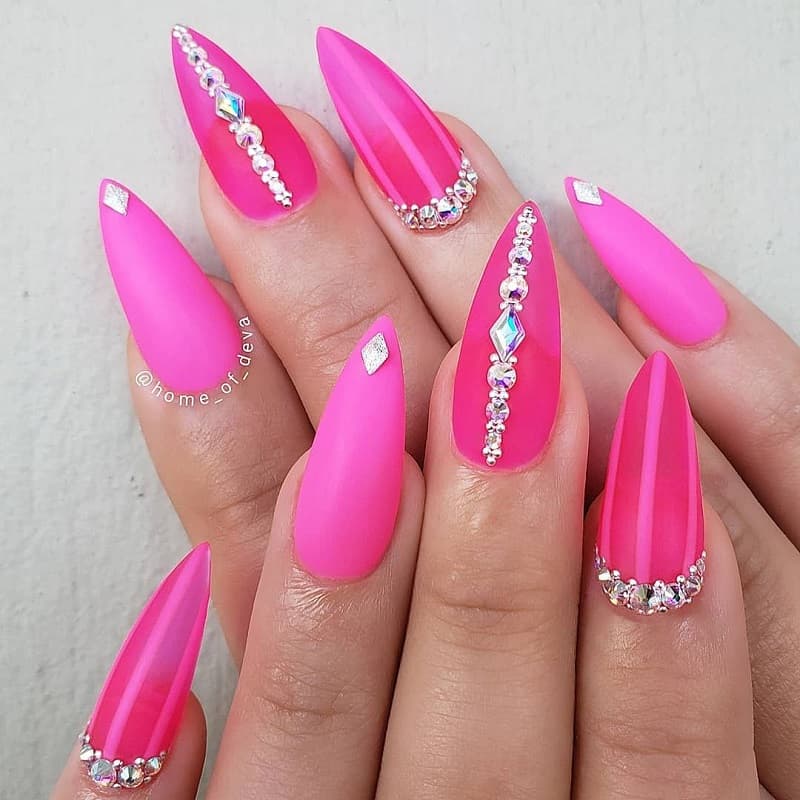 Nail móng nhọn màu hồng dịu dàng mỏng manh