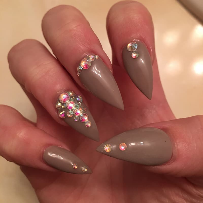 Nail móng nhọn màu nâu ấm áp gần gũi
