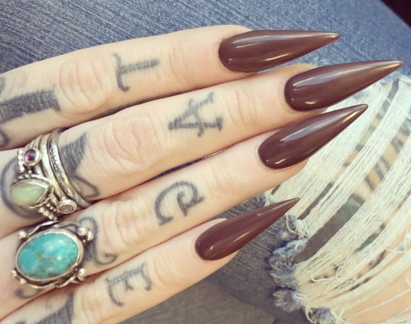 Nail móng nhọn màu nâu ấm áp gần gũi
