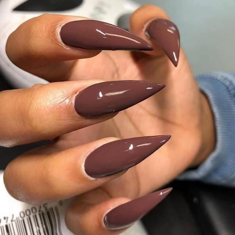 Nail móng nhọn màu nâu ấm áp gần gũi