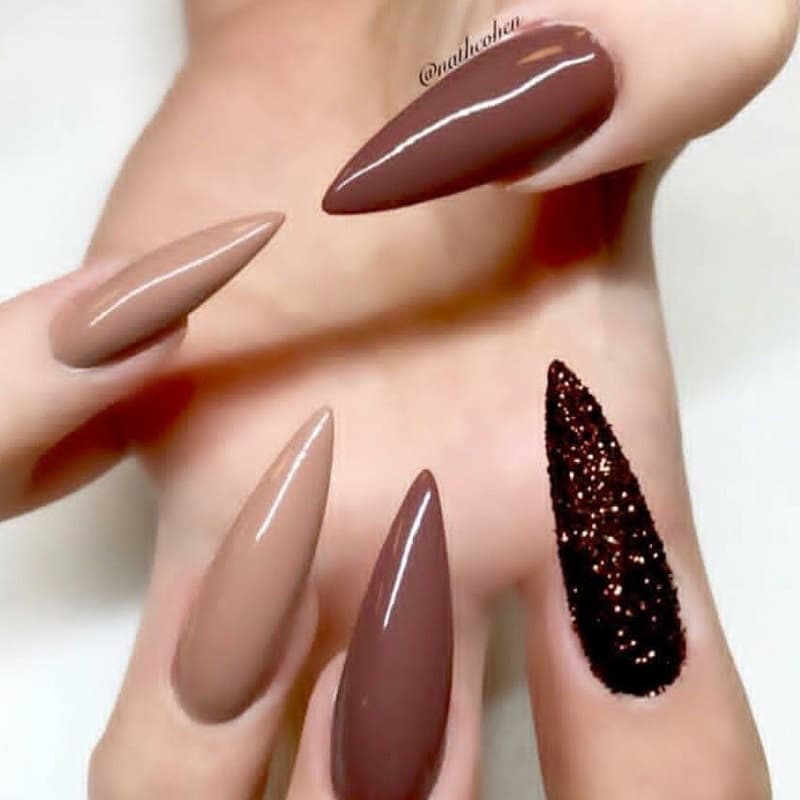 Nail móng nhọn màu nâu ấm áp gần gũi