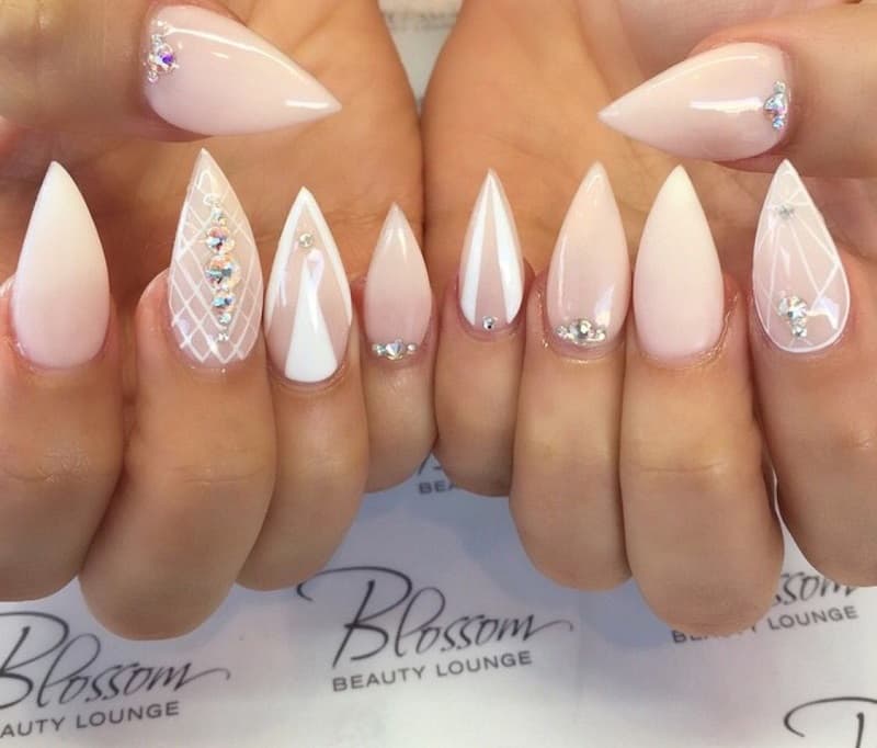 Nail móng nhọn màu nude thời thượng