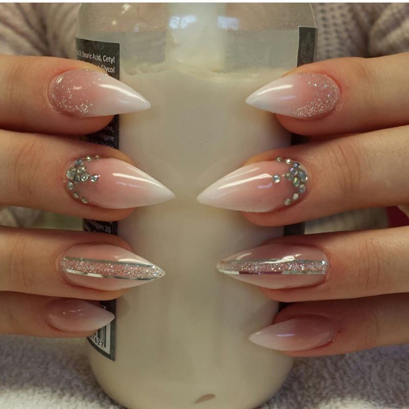 Nail móng nhọn màu nude thời thượng